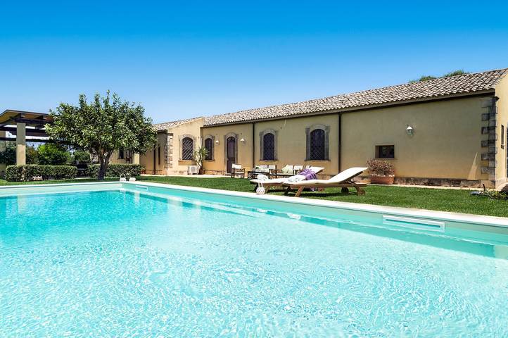 Villa per 8 persone, con terrazza e giardino a Siracusa
