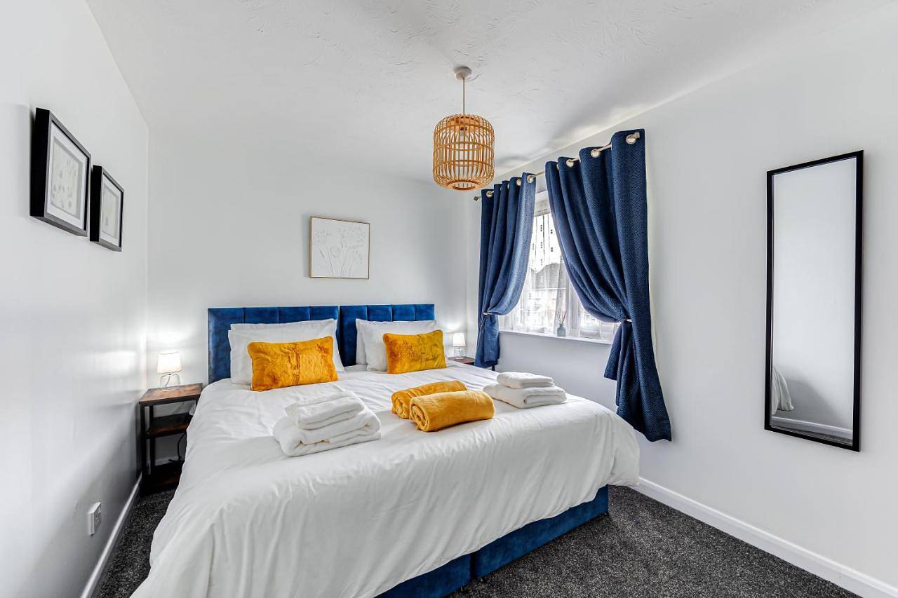 Entire apartment, Spacious Bedford House Sleeps 5 Superfast Wifi Free Parking in Bedford