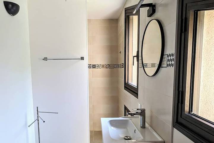 Gîte pour 4 personnes, avec terrasse ainsi que jardin et piscine à Lasalle - 4