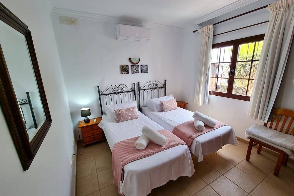 Four bedroomed villa private heated pool, air conditioning, central Playa Blanca in Playa Blanca, Yaiza
