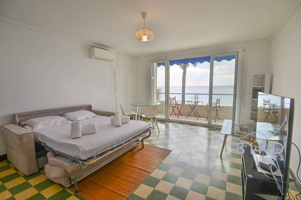 Appartamento intero, Large studio on the seafront in Juan-les-Pins, Antibes