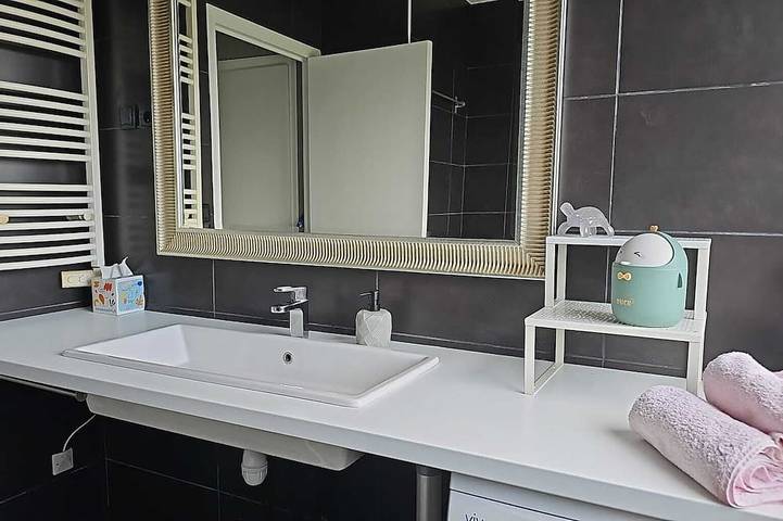 Appartement entier, F3 Hyper-Centre, Calme, Lumineux, Bord de Rivière, Vue Sur Collines in Aurillac, Région d'Aurillac