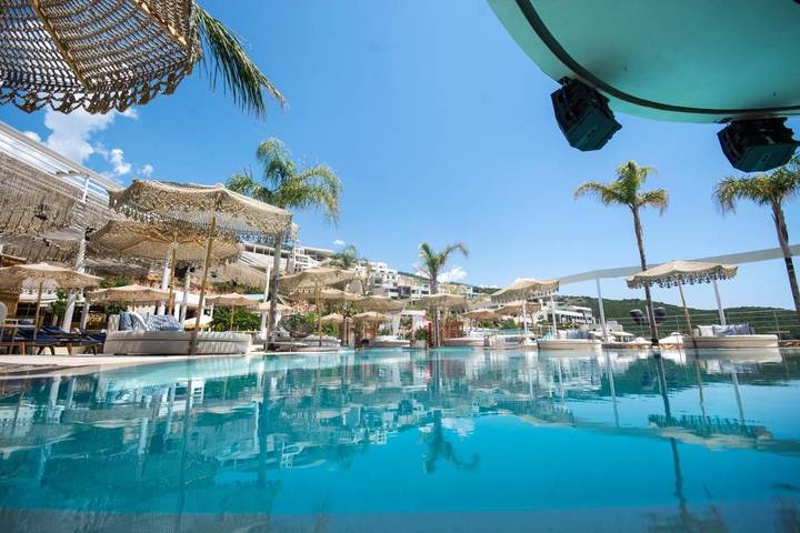 Hôtel pour 2 personnes, avec Balcon et Terrasse ainsi que Jardin et Piscine à Himarë