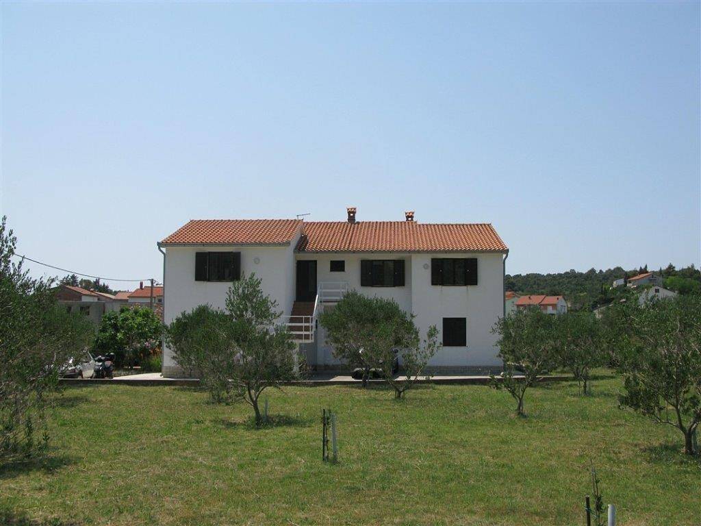 Ganze Wohnung, 2-Zimmer-Ferienwohnung mit Terrasse Palit, Rab A-16356-b in Palit, Rab