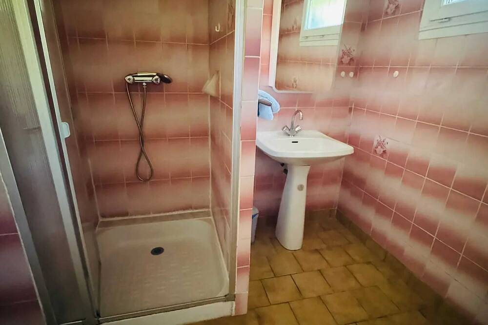 Entire apartment, Homerez - Apartment in Néris-les-Bains in Néris-les-Bains, Montluçon region
