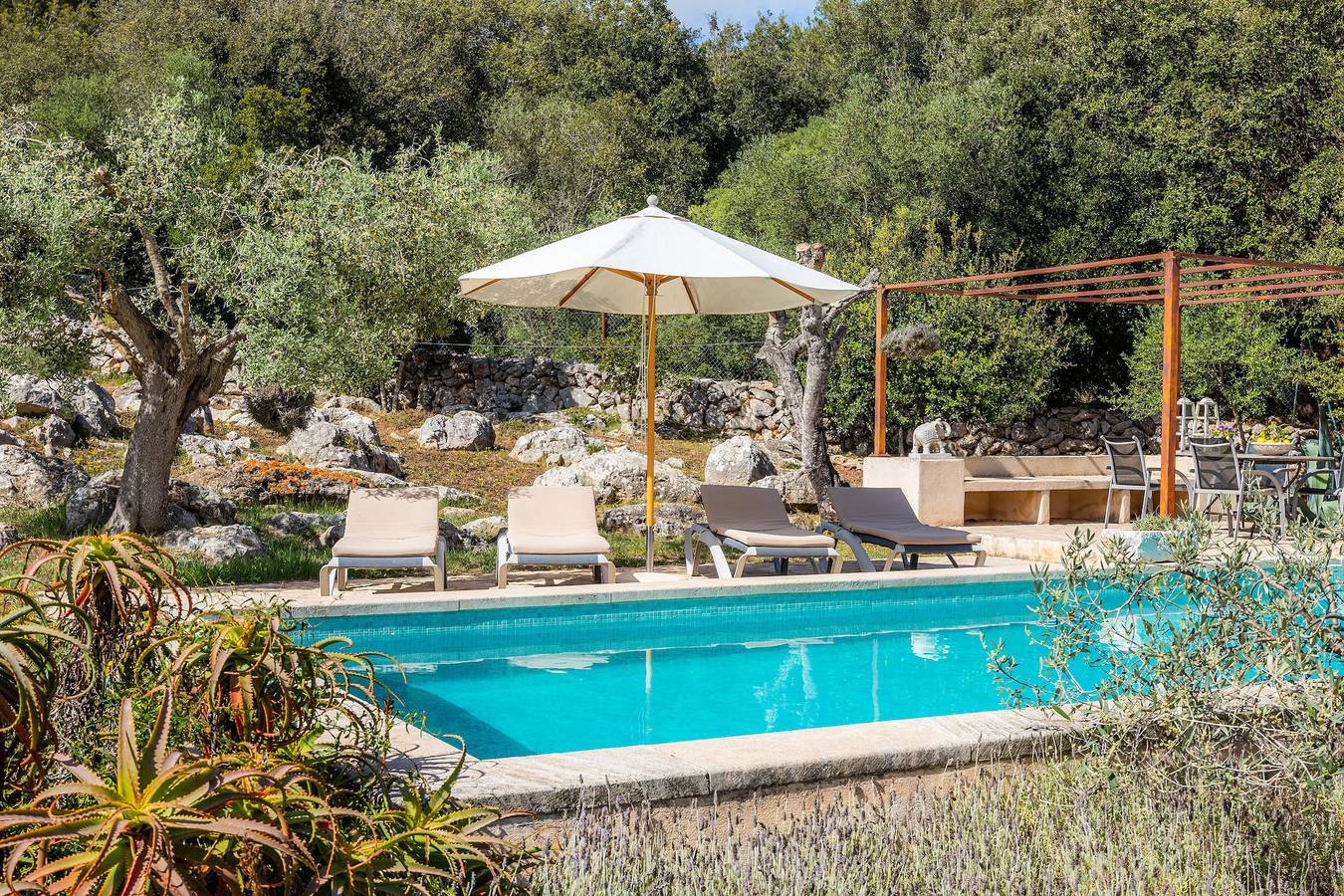 Casa rurale "Finca Bona Feina" con vista sulle montagne, piscina, terrazze e balcone in Artà, Maiorca orientale