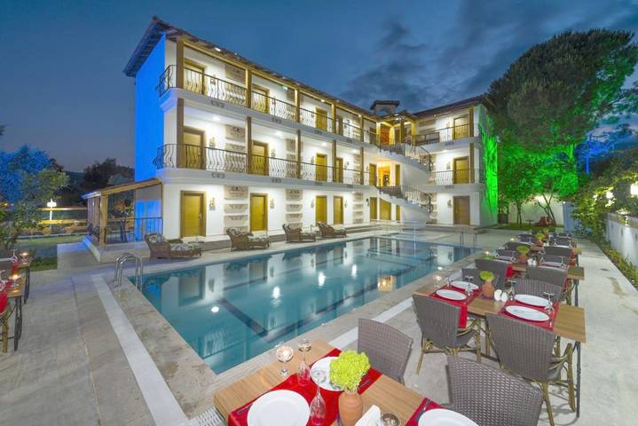 Hôtel pour 6 personnes, avec jardin et jacuzzi ainsi que piscine et bassin pour enfant - 1