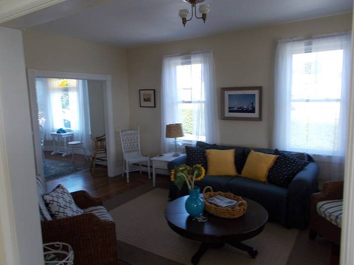 Vacation rental for 8 people, with terrace and yard in Jamestown