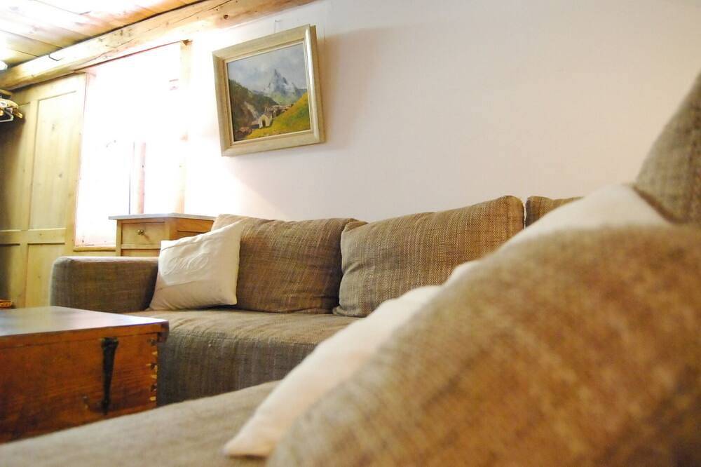 Chalet am Waldrand mit Blick auf Wasserfall direkt nebenan in Glarus Süd, Kanton Glarus