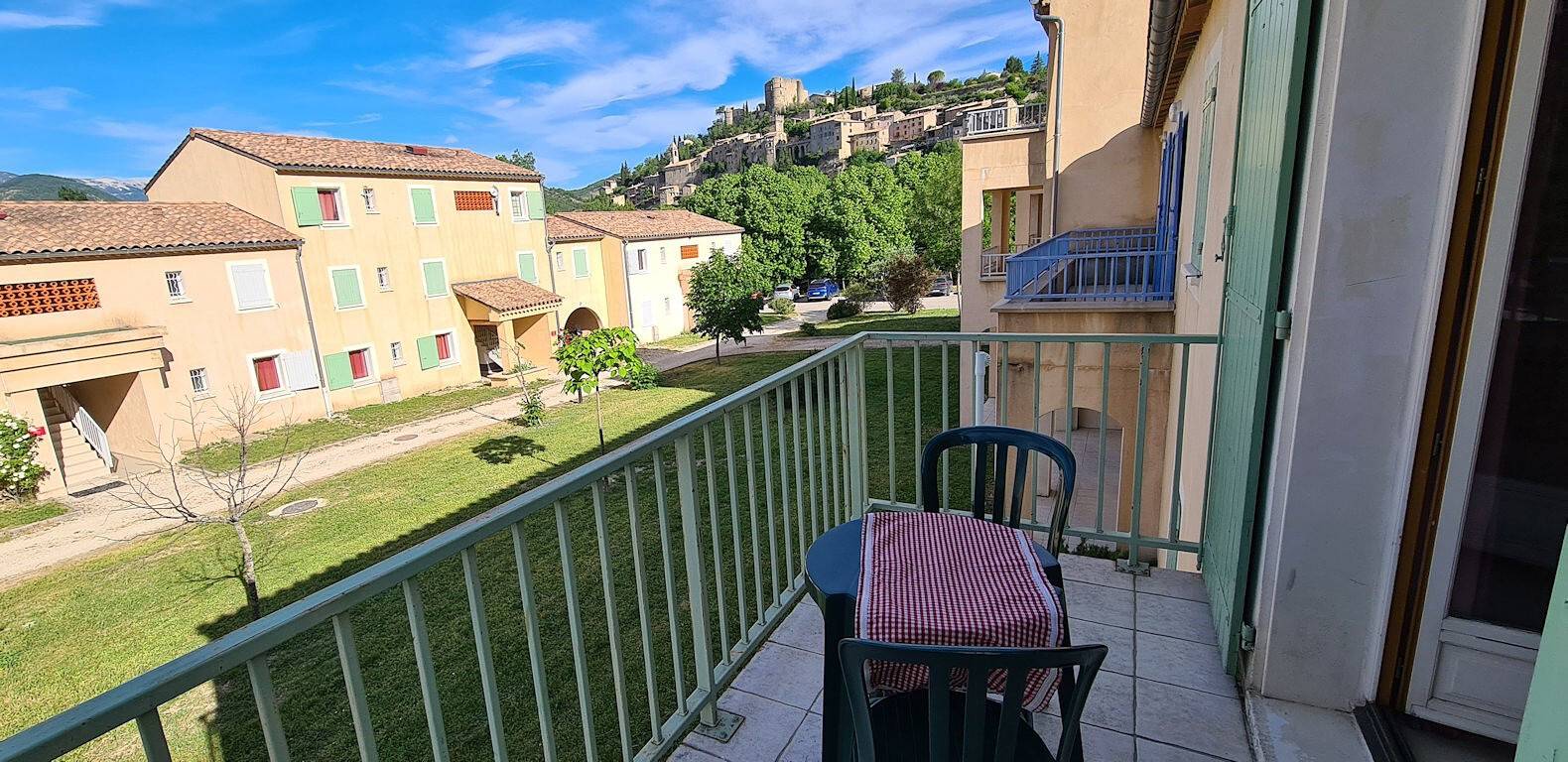 Apartamento entero, Apartamento T3 en Montbrun-les-Bains (tarifa especial para curistas) in Montbrun-les-Bains, Región de Nyons