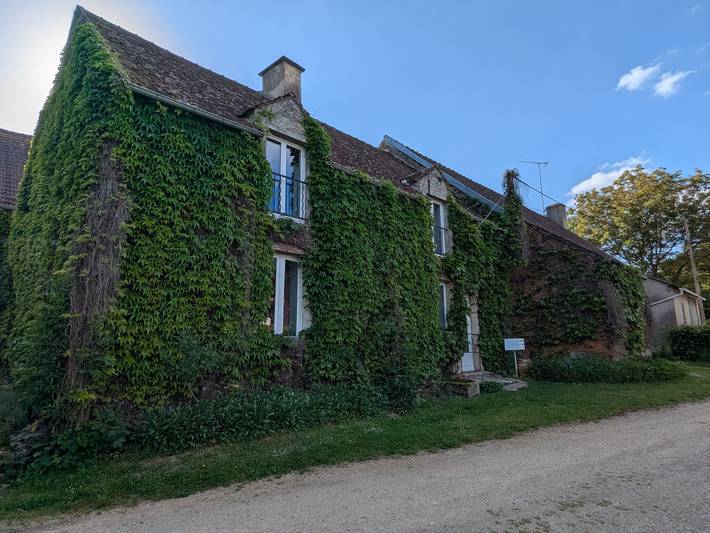 Location de vacances pour 6 personnes, avec Terrasse ainsi que Jardin et Piscine dans le Parc naturel régional du Morvan