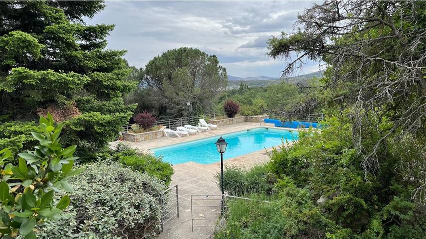 Apartamento para 14 personas, con jardín además de vistas y piscina, Familias con niños en Sierra Norte