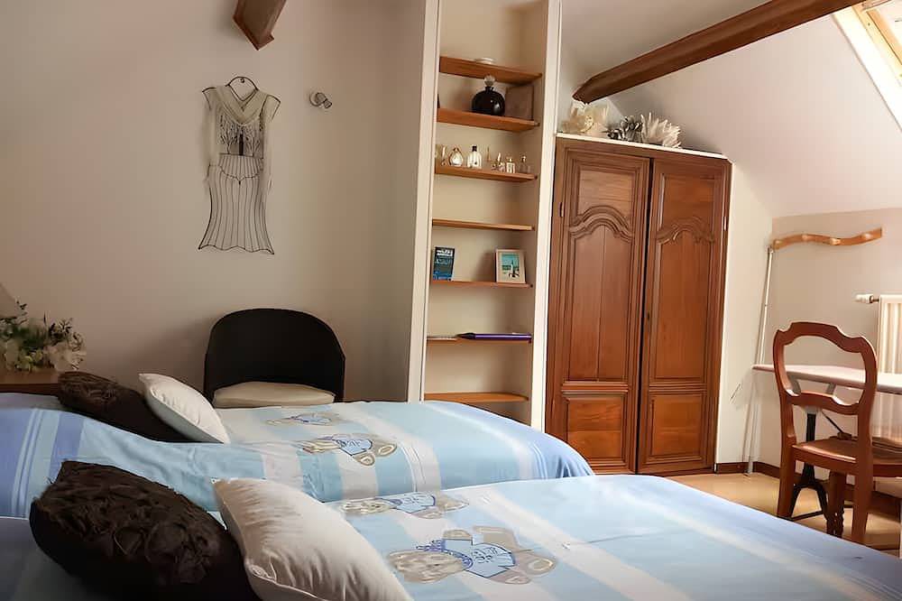 Chambre d’hôtes « La Chambre de Geneviève et Léonce » avec terrasse, jardin partagés et Wi-Fi in Abbeville, Région d'Abbeville