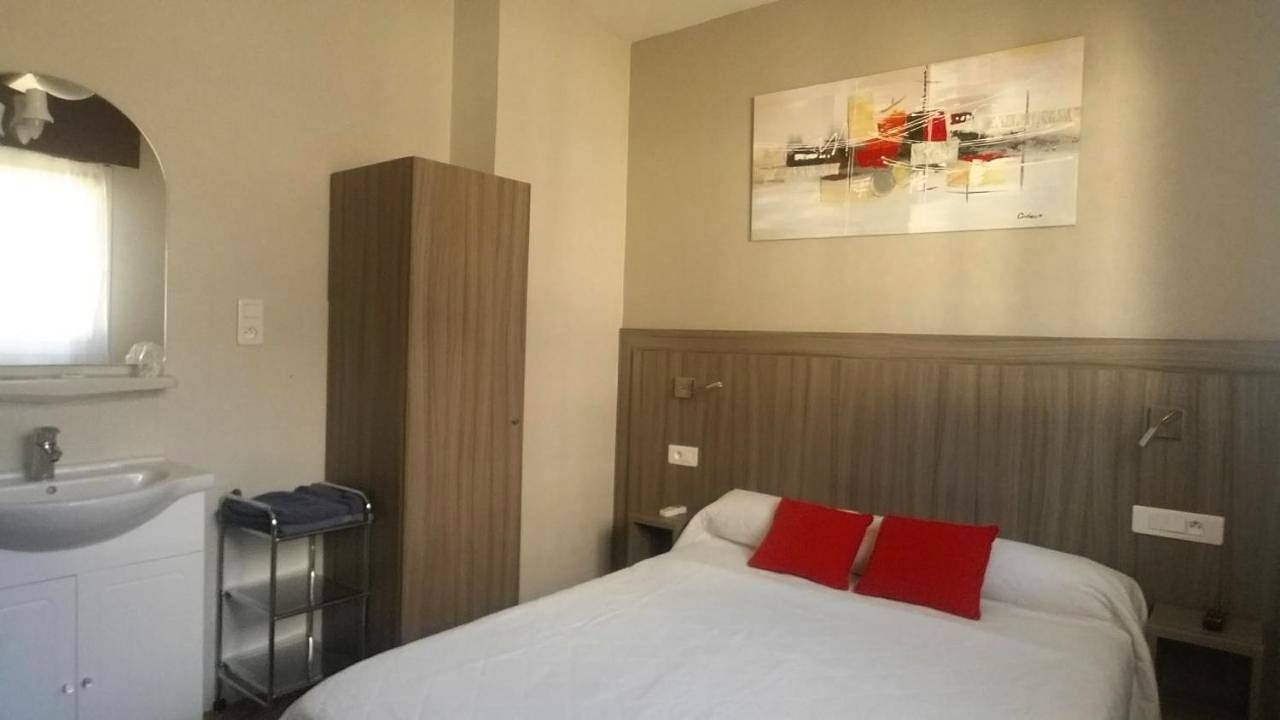 Economic  Double Room with Shared Bathroom in Saint-Cyprien, Côte d'Améthyste
