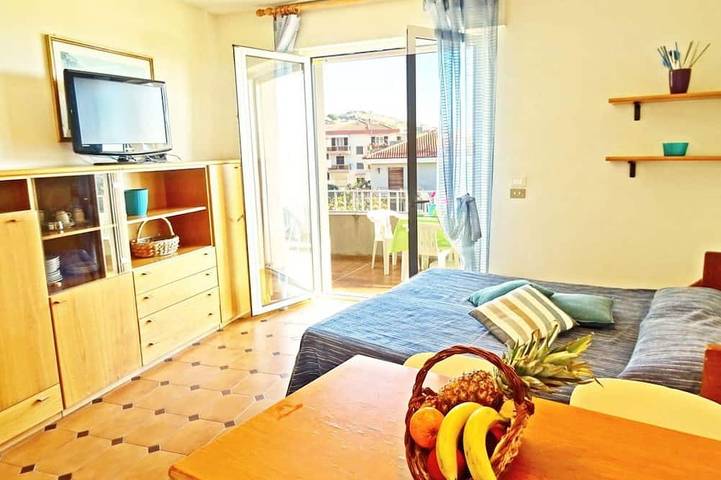 Appartement entier, Studio avec balcon et vue mer à 50 mètres de la mer in Santo Stefano al Mare, Riviera di Ponente
