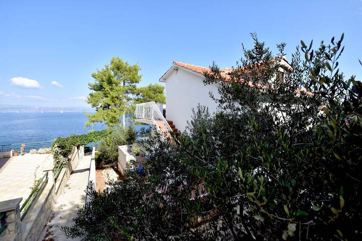 Ganze Wohnung, 2-Zimmer-Ferienwohnung am Strand Rogac, Solta A-16223-a in Šolta (Split-Dalmatien), Rogac