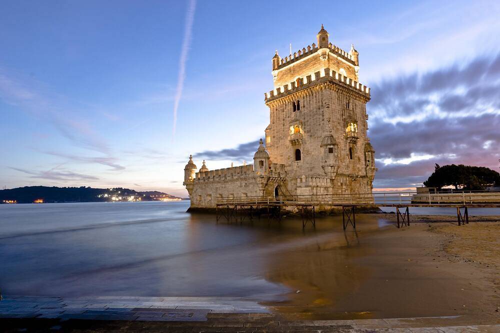 Entire apartment, Belem! Charming 2 Bedroom Apartment w terrace, Wifi & free street parking in Ajuda, Costa de Lisboa