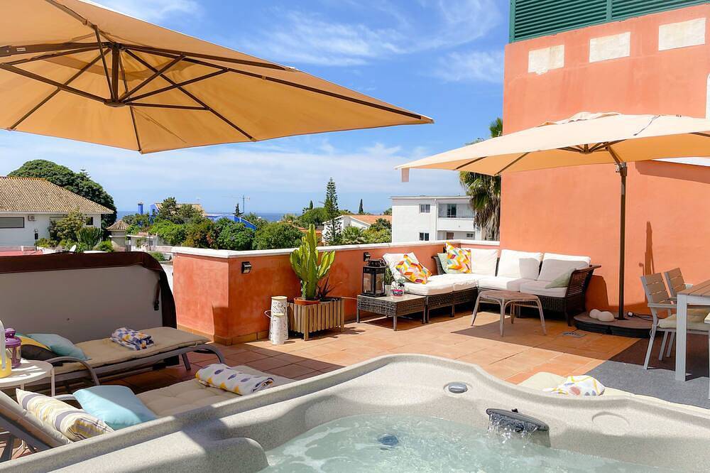 Entire apartment, Stunning 40m2 Rooftop terrace with private jacuzzi and fantastic sea views! in Carib Playa, Marbella