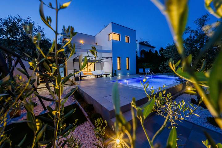 Location de vacances pour 9 personnes, avec piscine et terrasse à Trogir - 2