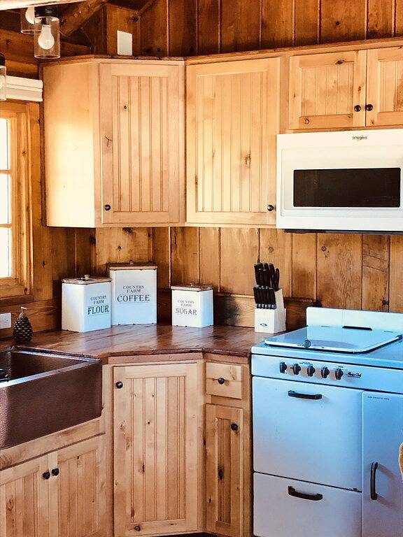 Spring get away near Rmnp-Estes Park discounts available. Pet Friendly in Allenspark, Boulder County