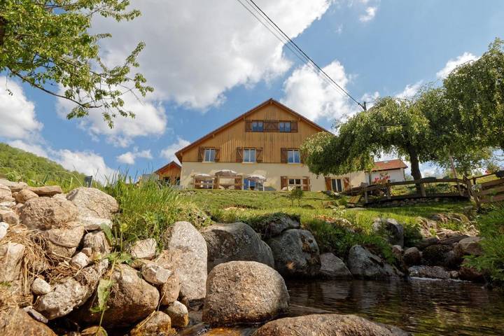 Chambre d’hôte pour 2 personnes, avec Jacuzzi et Terrasse ainsi que Jardin et Vue
