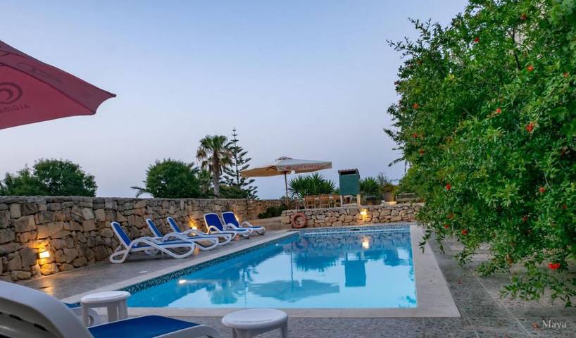 Location de vacances pour 8 personnes, avec vue ainsi que balcon et piscine dans Sannat - 3