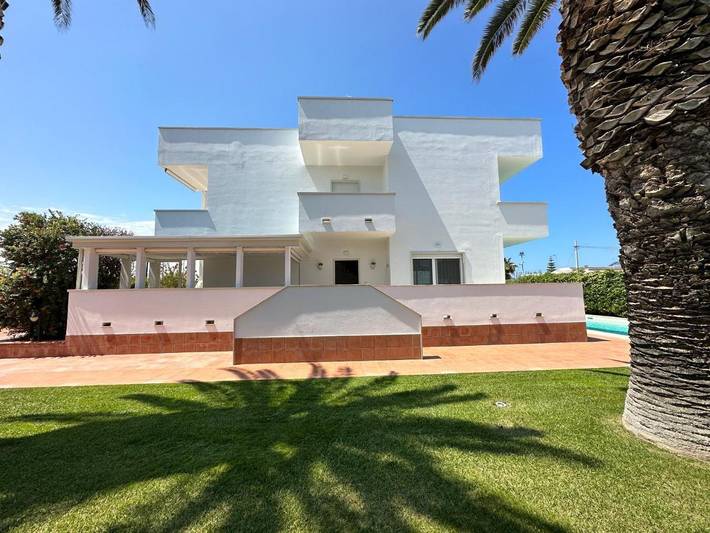Villa pour 12 personnes, avec Balcon et Terrasse ainsi que Jardin et Piscine à Bari
