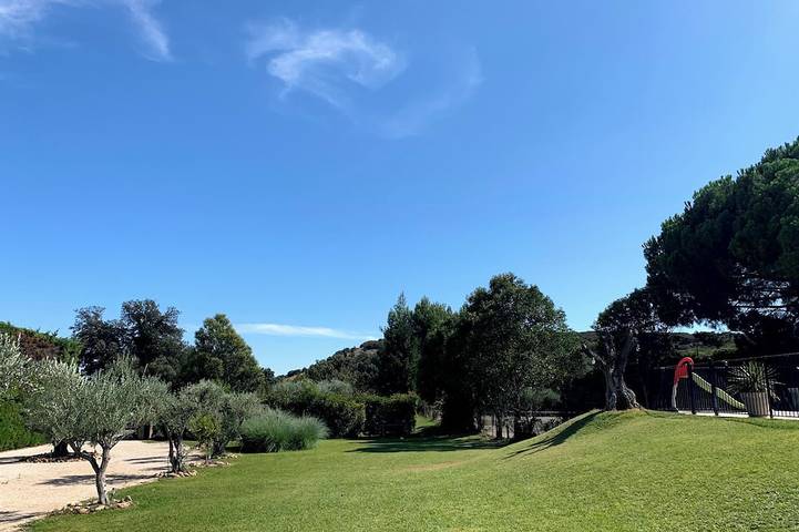 Alpilles and Luberon – Large family home for 10 people with a pool, tennis court, and hot tub in Caumont-sur-Durance, Vaucluse