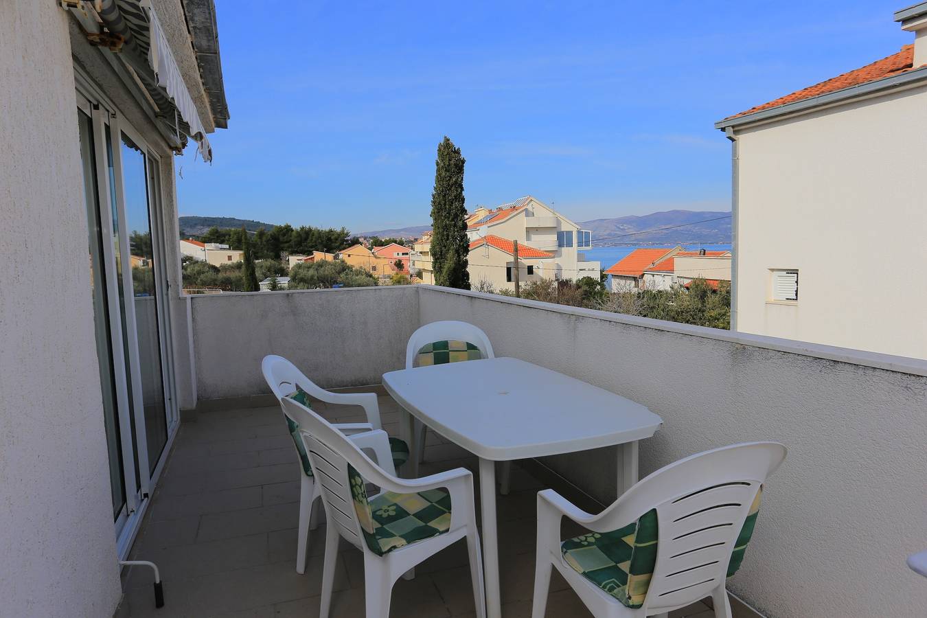 Ganze Wohnung, 2-Zimmer-Ferienwohnung mit Terrasse und Meerblick Slatine, Ciovo A-16345-a in Slatine, Ciovo