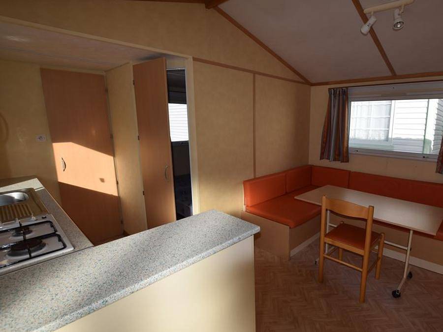 Flower Camping l'Epi Bleu - Mobilhome 4 personas - Mobil-home estándar de 26 m² (2 habitaciones) + terraza cubierta de 8 m². in Banon, Forcalquier region