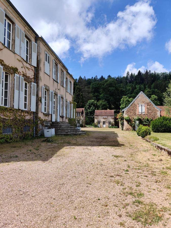 Location de vacances pour 16 personnes, avec vue et jardin à Châtel-Montagne - 2