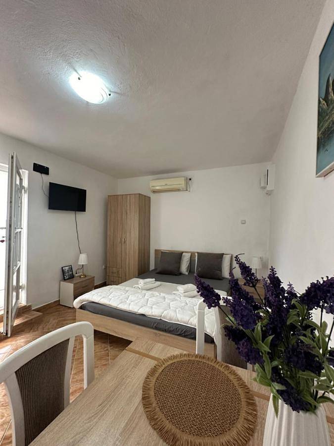 Gîte pour 3 personnes, avec jardin et vue, adapté aux familles dans Risan