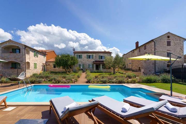 Ferienhaus für 14 Personen, mit Terrasse und Garten sowie Pool in Baldaši
