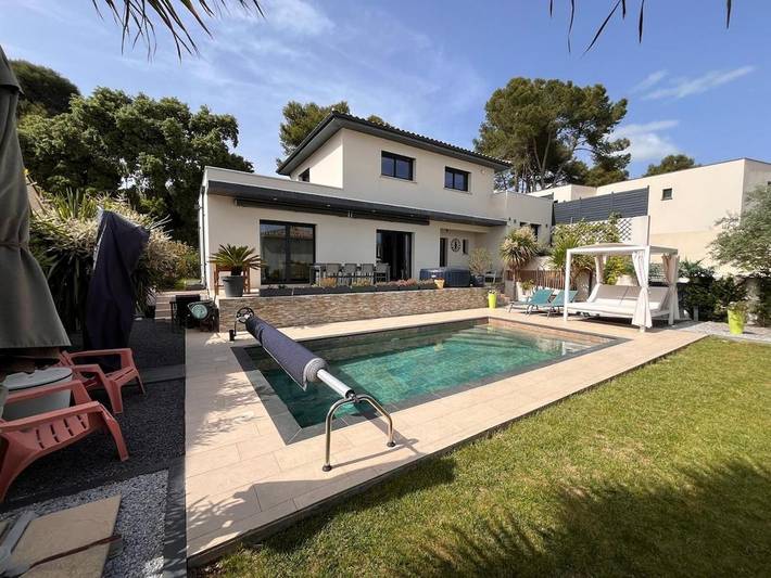 Location de vacances pour 6 personnes, avec jardin et piscine à Saint-Geniès-des-Mourgues