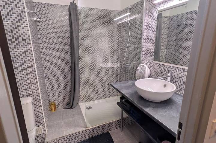 Appartement entier, Charmant T2
150 m cure thermale 
capacité 4 personnes in Gréoux-les-Bains, Alpes-de-Haute-Provence
