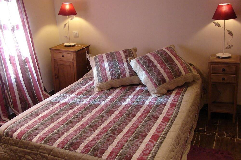 Large self-catering cottage ideal for a large family (sauna, spa, heated pool). in Saint-Sylvestre, Limoges region