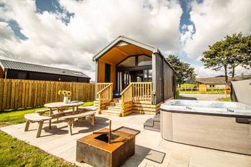Glamping für 4 Personen, mit Whirlpool in Wales