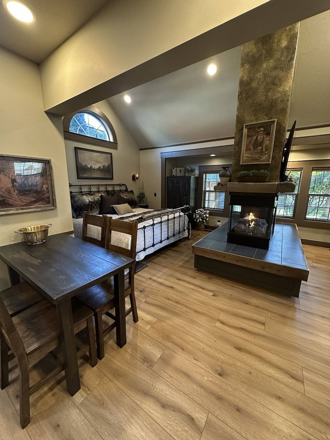 Ganze Wohnung, Luxury Gold Miner Cottage | Walk to Britt in Jacksonville (OR), Oregon