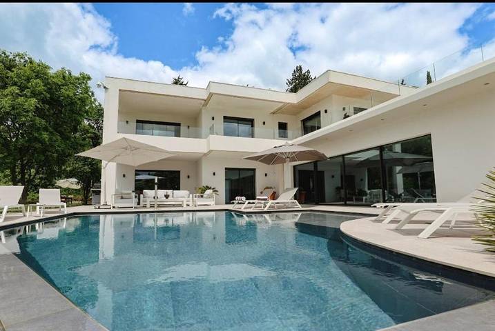 Villa voor 10 personen, with balkon and whirlpool as well as zwembad in Aix-en-Provence