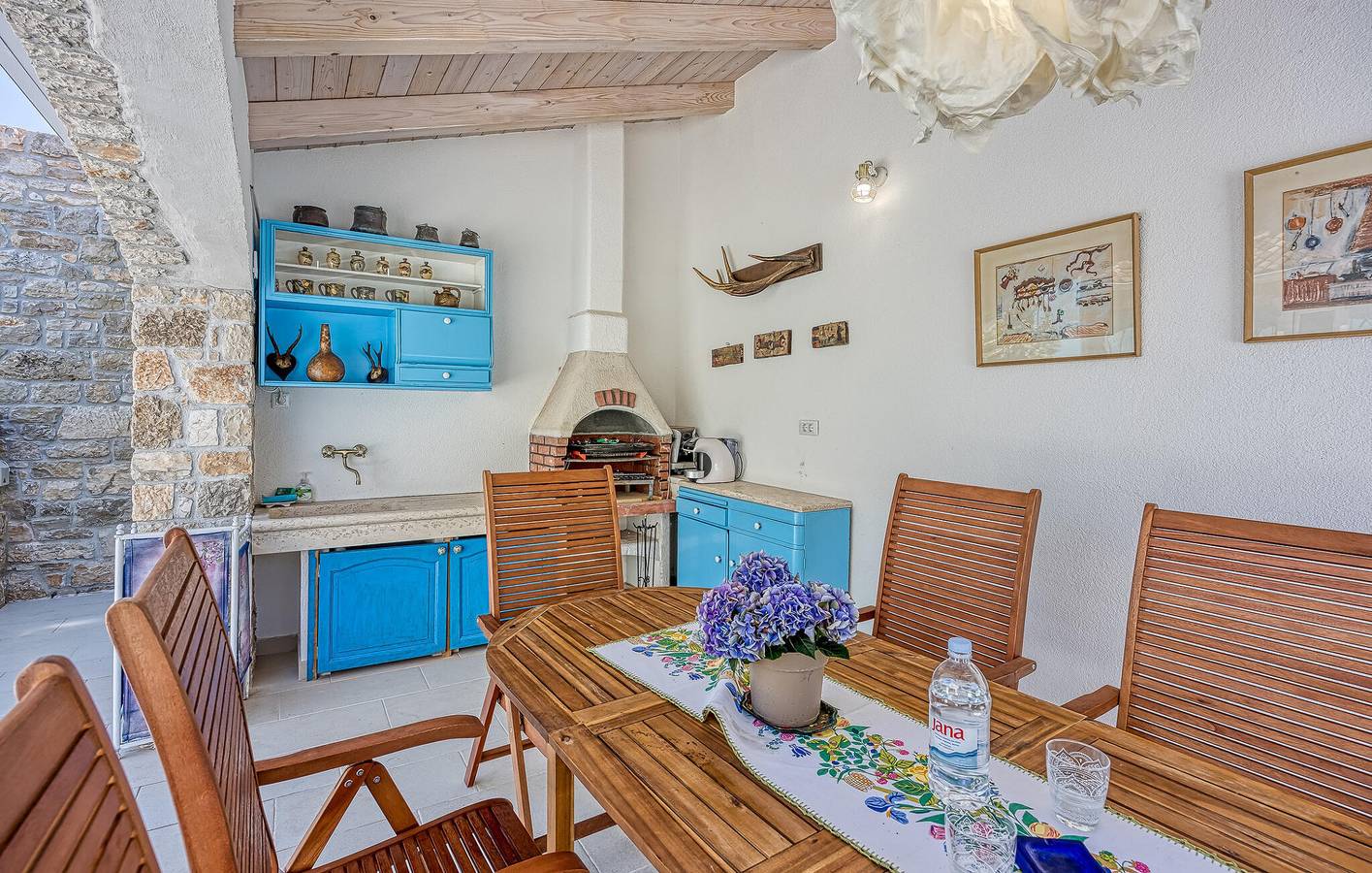 Gemütliche 200 m² große Wohnung mit Pool, Parkplatz und WLAN in der Nähe des Selina City Center in Selina, Zentralistrien