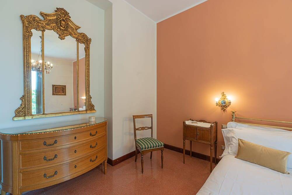 Villa Madonnina is a charming villa with tennis court, soccer field and bocce court. in Piacenza, Piacenza Provinz