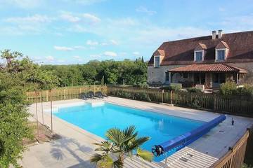 Gîte pour 10 personnes, avec jardin à Reilhaguet