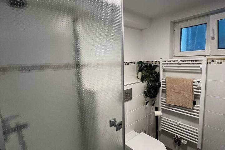 Ganze Wohnung, Frisch Renovierte Souterrain Ferienwohnung in Main-Kinzig-Kreis