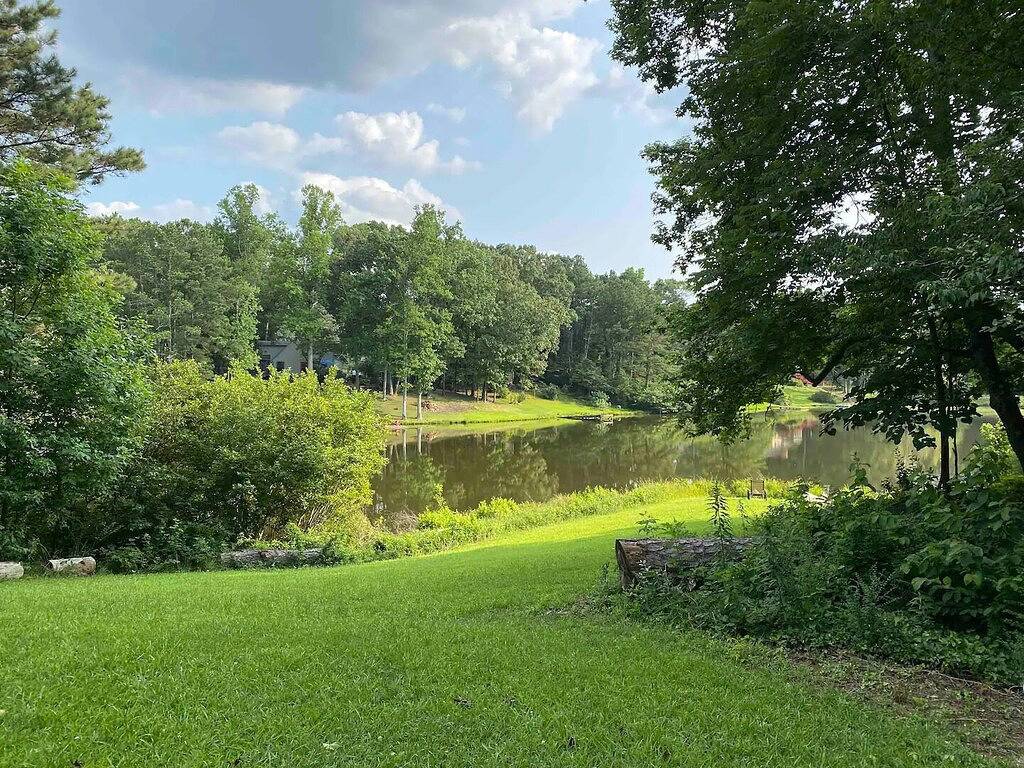 Charming Fishing Cabin w/ lake view near Stone Mountain in Gwinnett County
