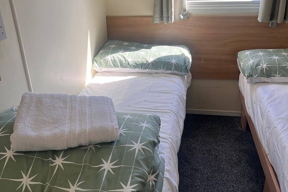 3 Bed Caravan Sleeps 8 - Parking, Bbq, Pool in Clacton-on-Sea, Essex
