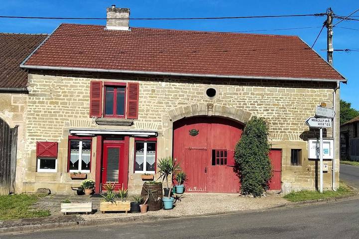 Gîte pour 11 personnes, avec jardin dans Celles-en-Bassigny