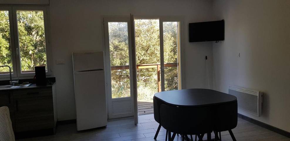 Location de vacances pour 3 personnes, avec jardin ainsi que piscine et vue, animaux acceptés à Duilhac-sous-Peyrepertuse - 2