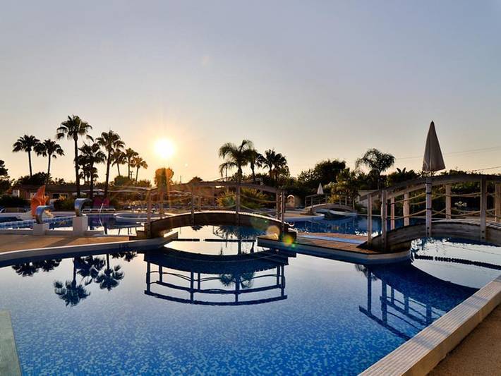 Camping pour 4 personnes, avec Terrasse et Bassin pour enfant