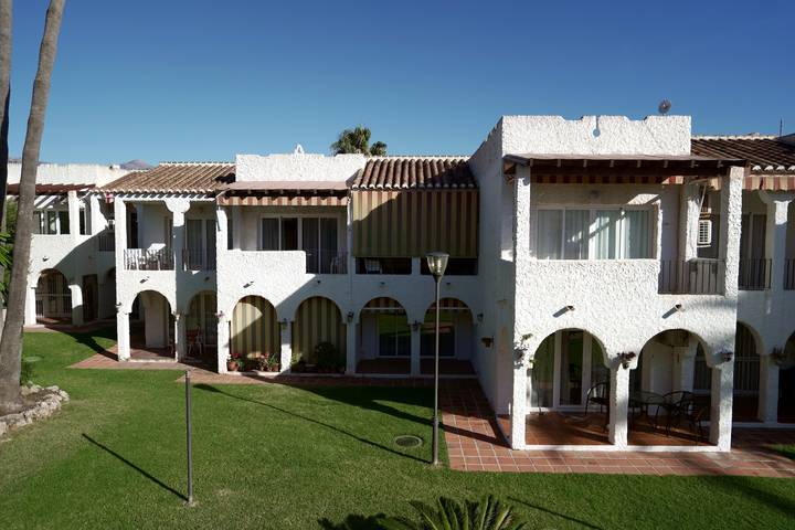 Ferieleilighet for 4 personer, terrasse og hage i tillegg til sjøutsikt og badebasseng - 1