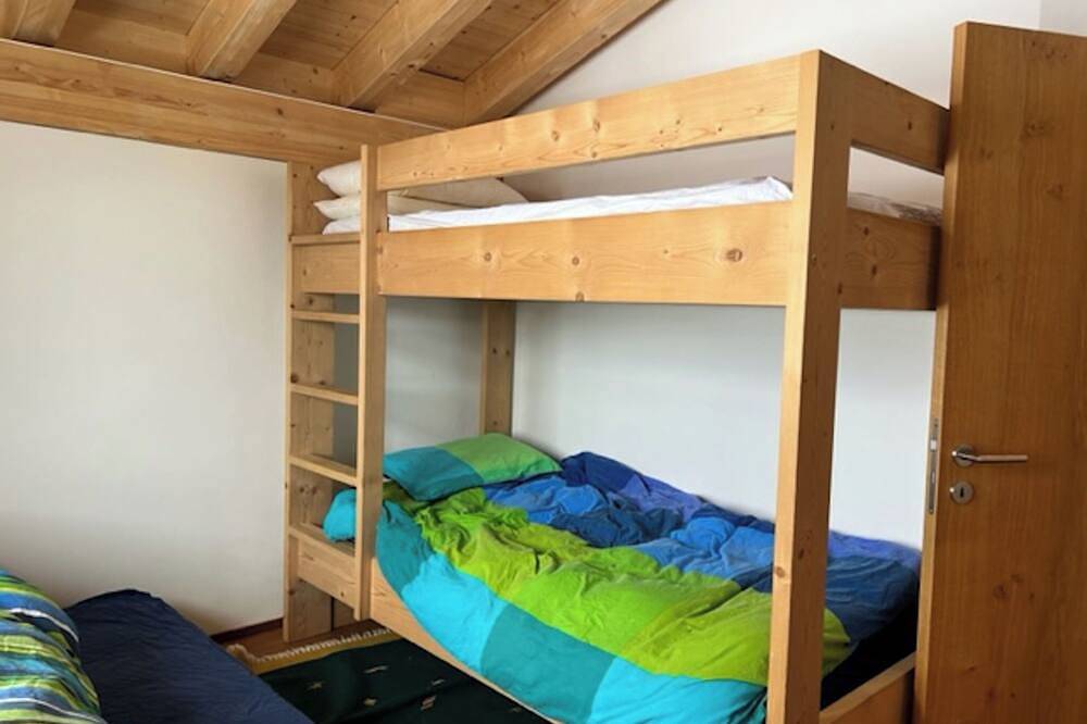 Ganze Wohnung, Hirtegga 1, Obersaxen-Miraniga, (Obersaxen). in Obersaxen, Obersaxen-Mundaun